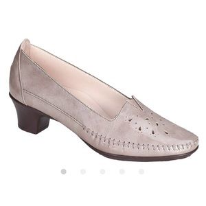 SAS pearly off white comfort heels 9 wide width